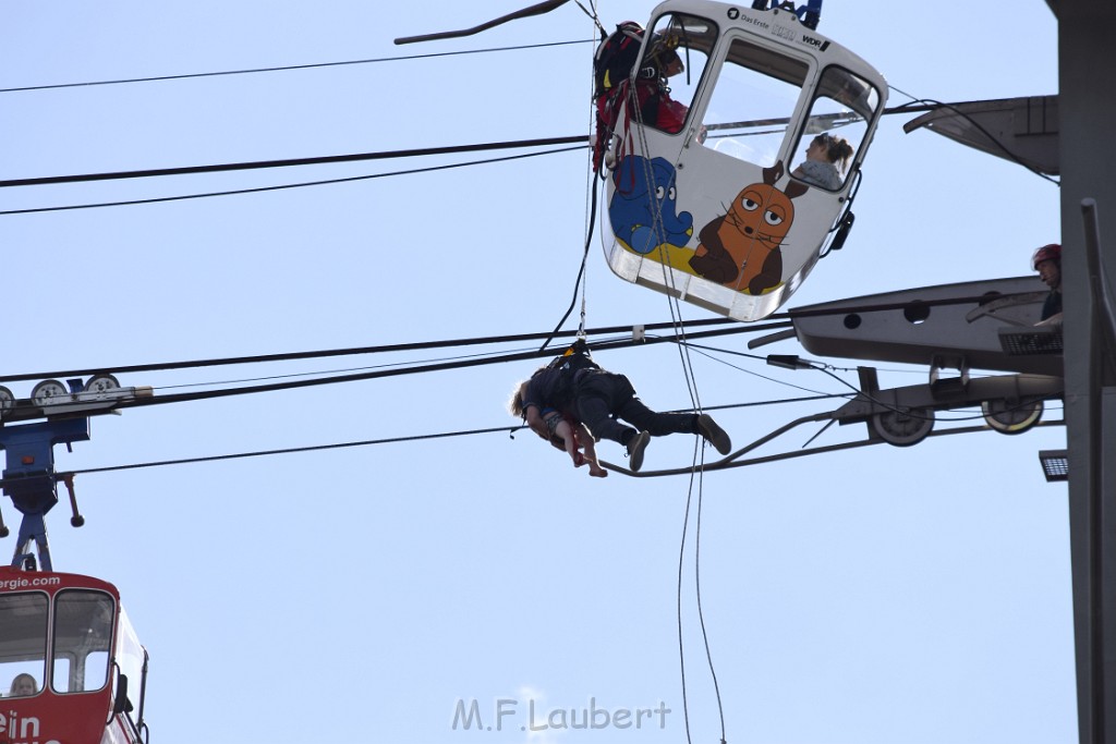 Koelner Seilbahn Gondel blieb haengen Koeln Linksrheinisch P140.JPG - Miklos Laubert